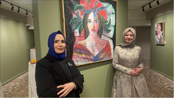 AYŞENUR ŞAYLAN'IN "ÖRTÜŞEN İZLER" SERGİSİ SANATSEVERLERLE BULUŞTU